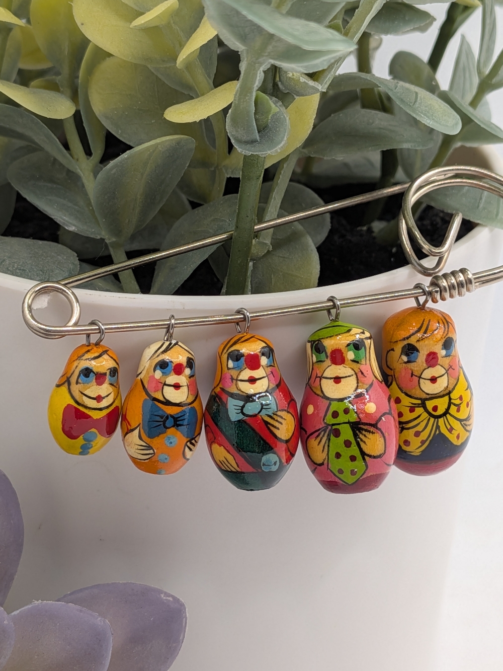 Vintage Clown Wooden Matryoshka Russian Nesting Doll Charm Safety Pin Brooch - Picture 2 of 2